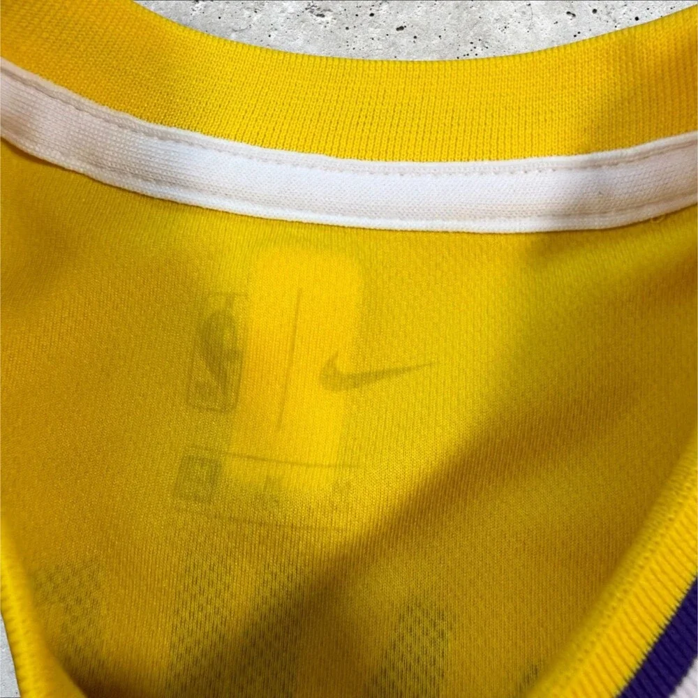 Nike LeBron James Los Angeles Lakers Jersey 23 Yellow NBA Youth Medium M Shirt